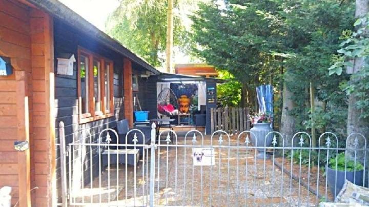 Chalet Op Een Rustig Park In De Natuur Putten Exteriör bild