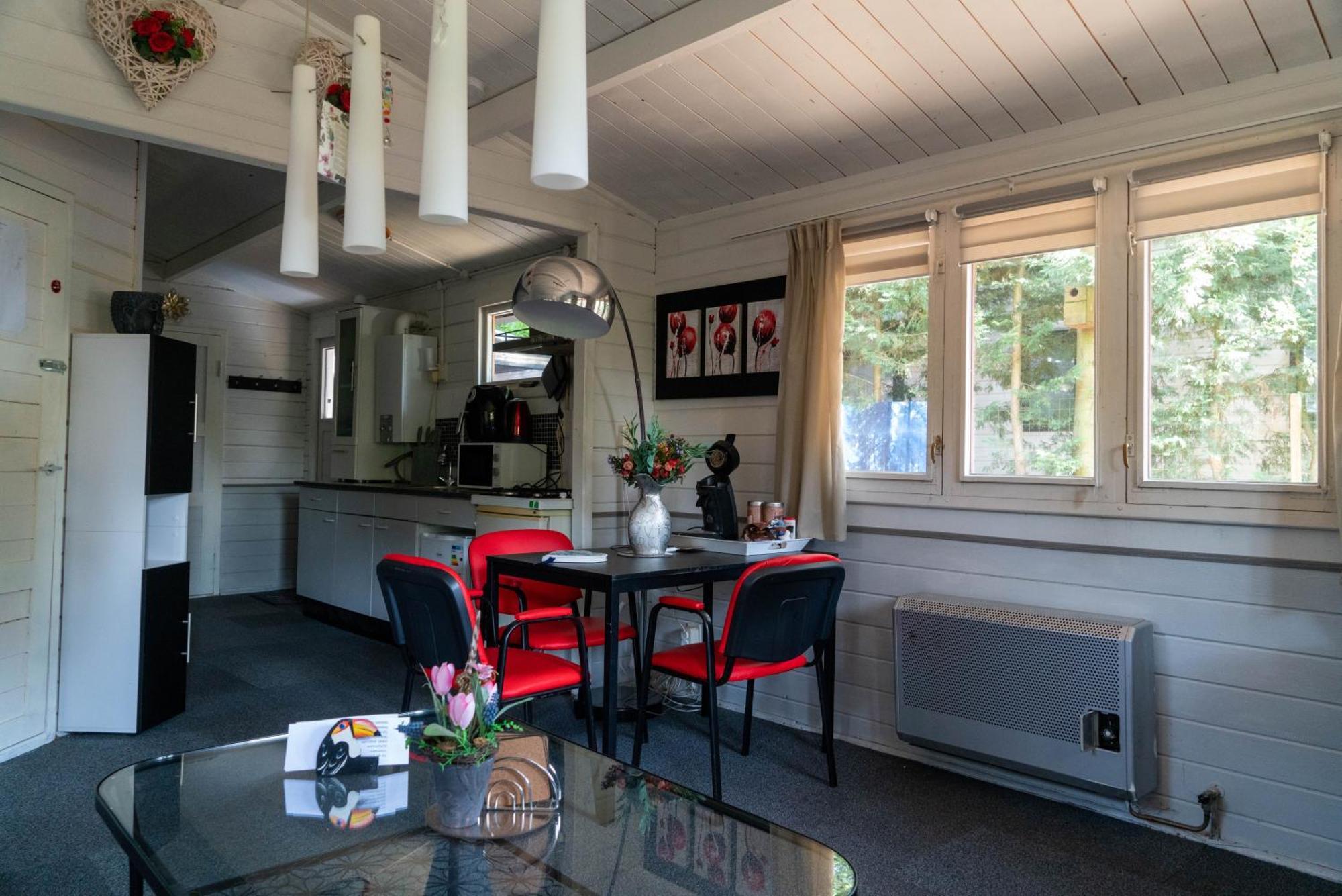 Chalet Op Een Rustig Park In De Natuur Putten Exteriör bild