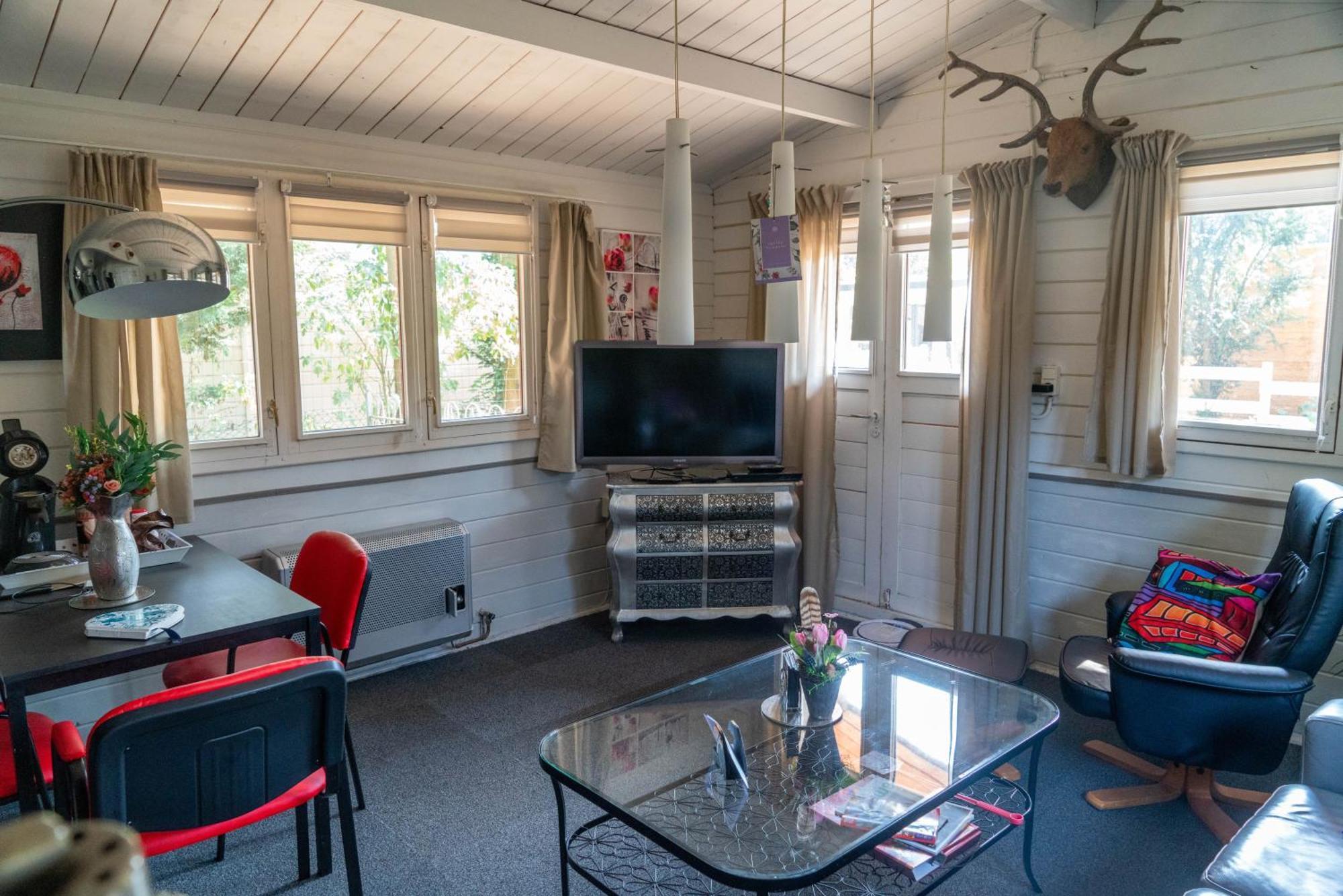 Chalet Op Een Rustig Park In De Natuur Putten Exteriör bild